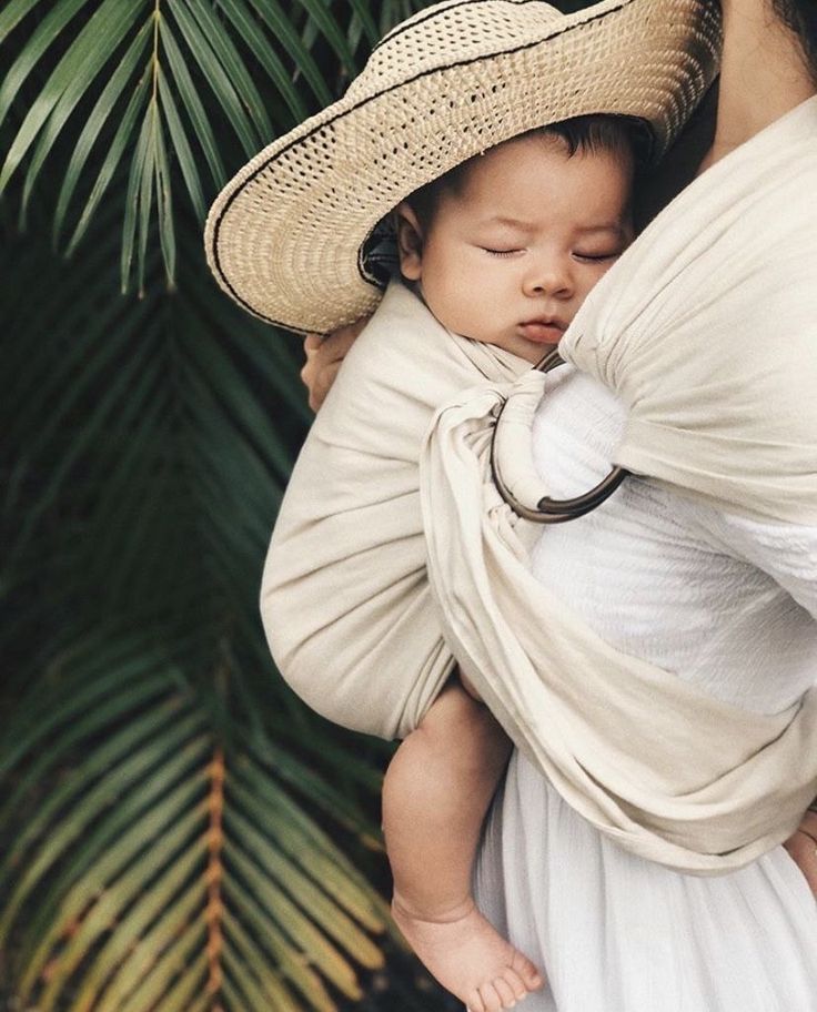 Portage bébé : Quels sont les avantages et comment bien le pratiquer ?